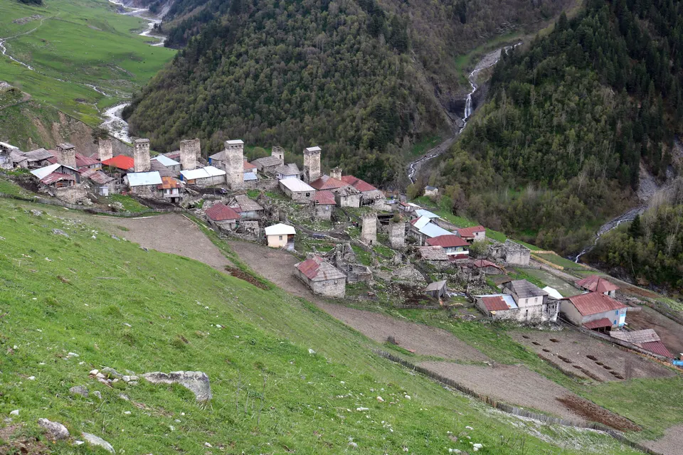 Le village d'Adishi et ses tours