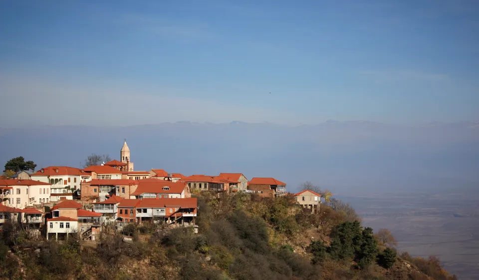 Les toits de Sighnaghi et la vallée de l'Alazani